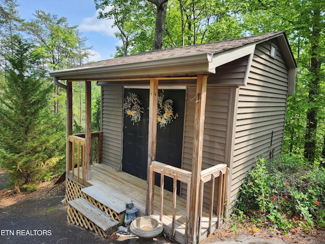 view of outdoor structure featuring an outbuilding