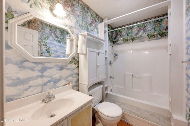 full bath with toilet, vanity, and wallpapered walls