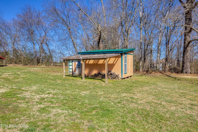 view of yard featuring an outdoor structure and a pole building