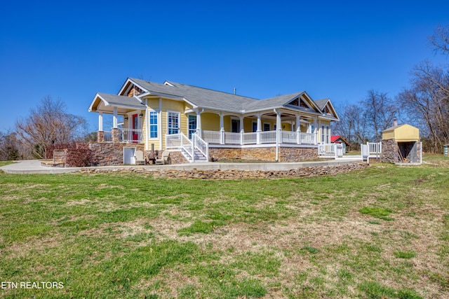 view of front of property featuring covered porch and a front lawn