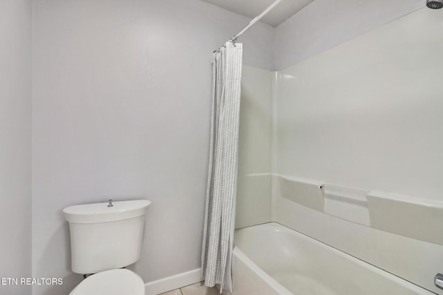 full bath featuring baseboards, shower / bath combo with shower curtain, toilet, and tile patterned flooring