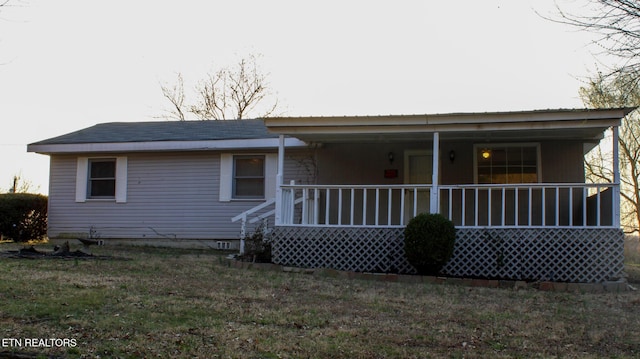 view of front facade with a porch and a front lawn