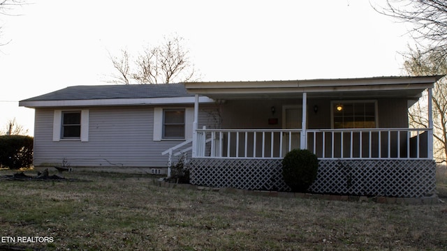 view of front of house featuring a porch and a front yard