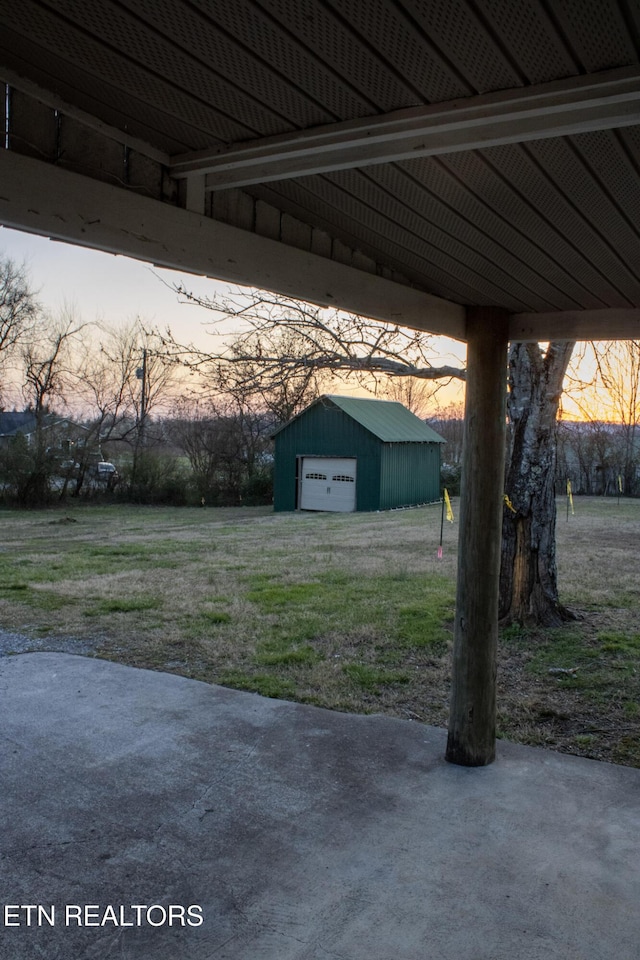 view of yard with an outdoor structure and a garage