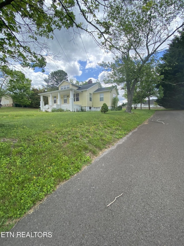 view of front of home featuring a front lawn