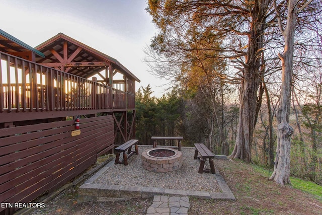 view of yard featuring a fire pit