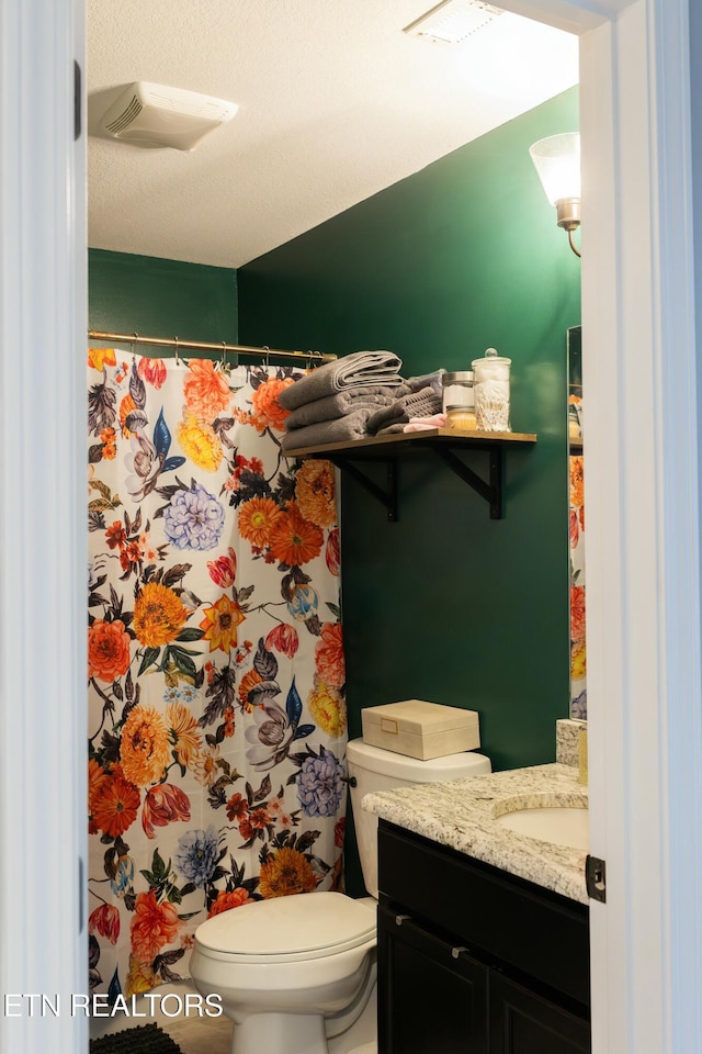 full bath featuring visible vents, toilet, vanity, and a shower with shower curtain