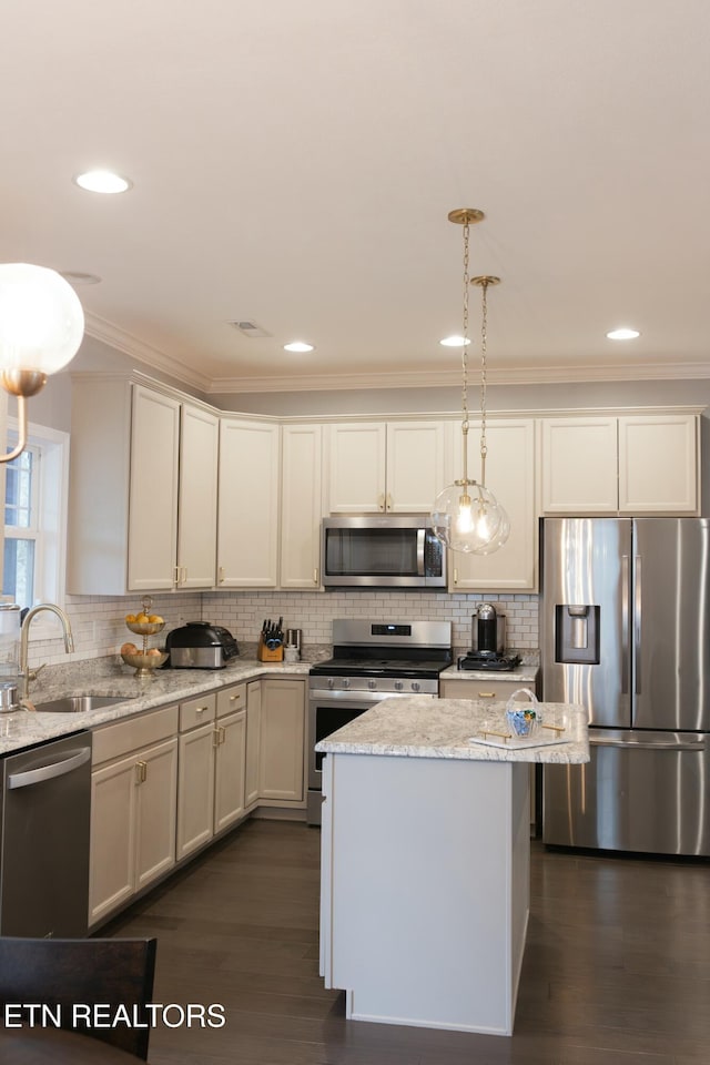kitchen featuring a sink, backsplash, decorative light fixtures, stainless steel appliances, and dark wood-style flooring