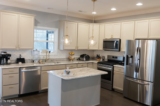 kitchen featuring dark wood-style floors, a sink, stainless steel appliances, and ornamental molding