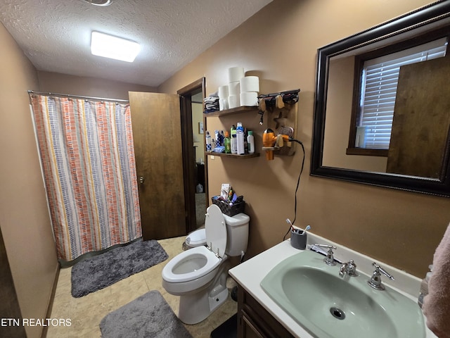 full bathroom featuring a textured ceiling, a shower with curtain, vanity, and toilet