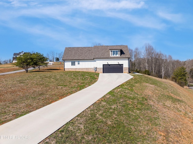 view of front of house featuring a front lawn, a garage, driveway, and roof with shingles