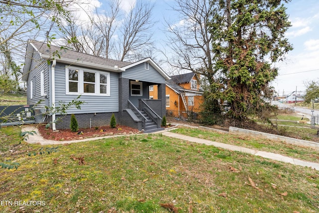 view of front of house with a front lawn