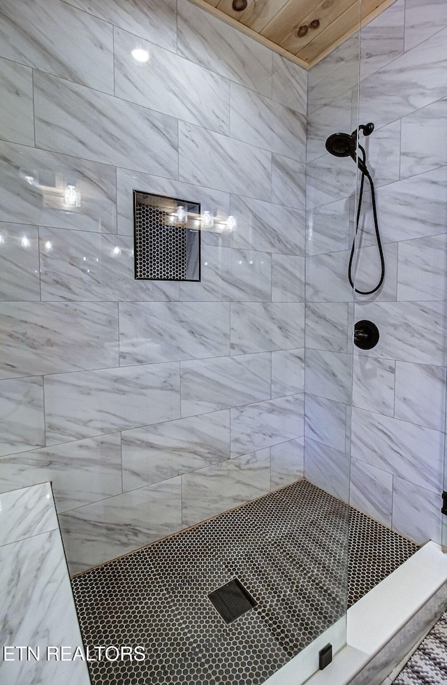 full bathroom featuring a tile shower