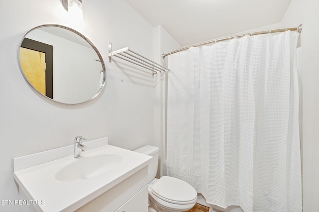 full bath with vanity, curtained shower, and toilet