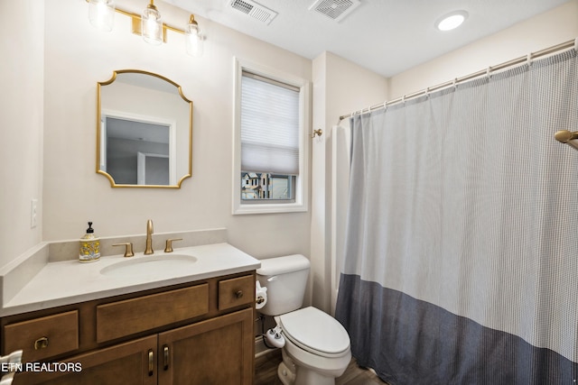 full bath featuring vanity, toilet, a shower with curtain, and visible vents