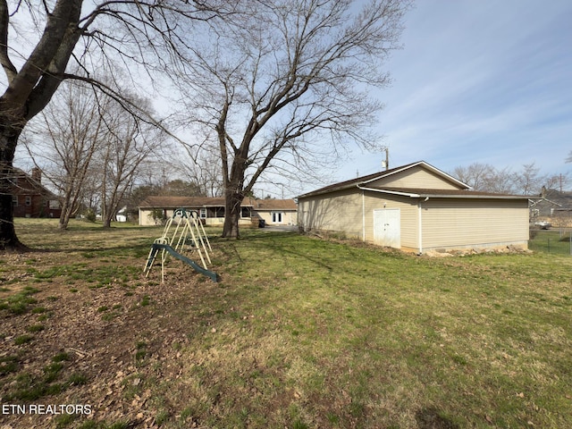 view of yard featuring an outdoor structure