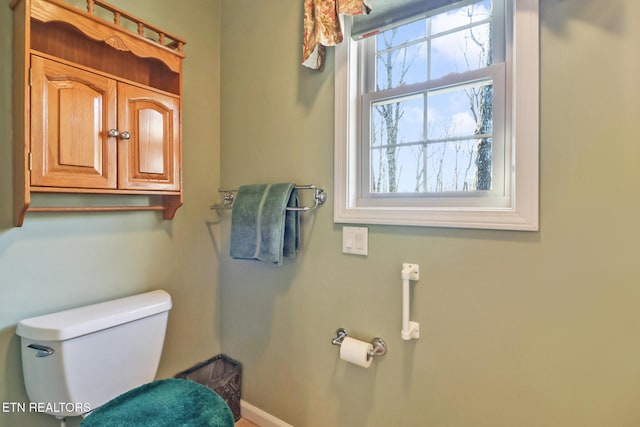 bathroom featuring baseboards and toilet