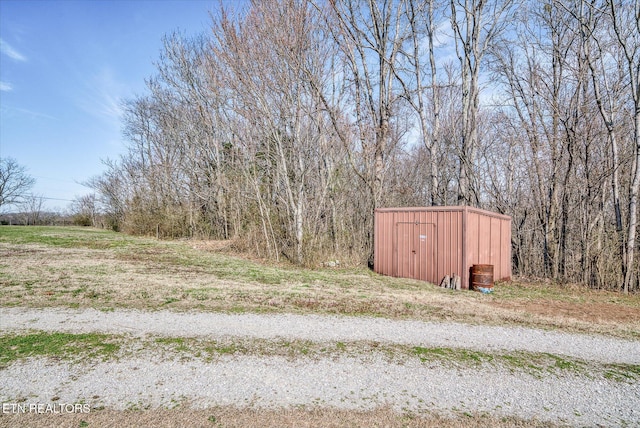 view of yard featuring an outdoor structure and a shed