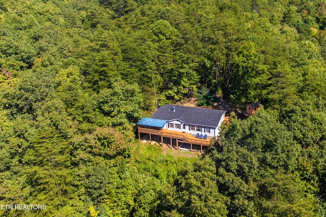 bird's eye view featuring a wooded view