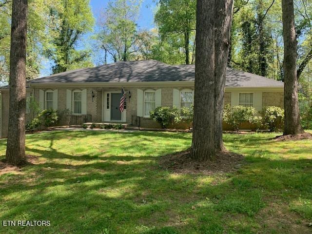 single story home featuring a front yard