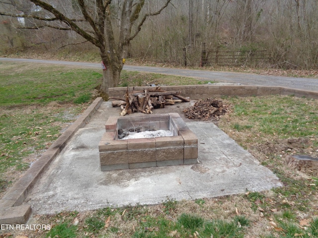 view of yard with a fire pit