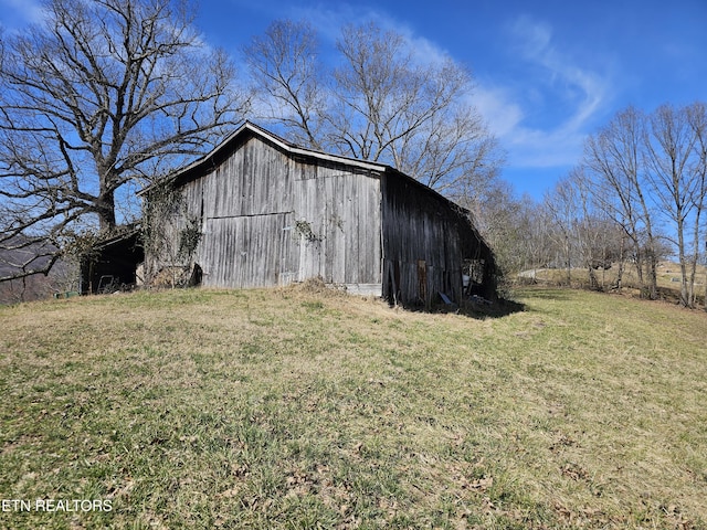 view of barn with a yard