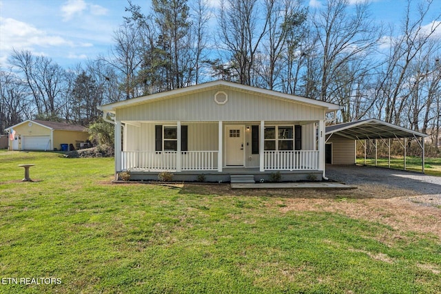 view of front facade featuring a porch, a carport, gravel driveway, and a front yard