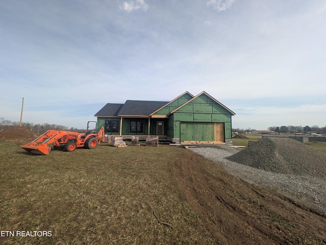 view of front of house featuring a front lawn