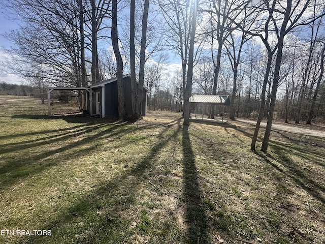 view of yard featuring an outbuilding