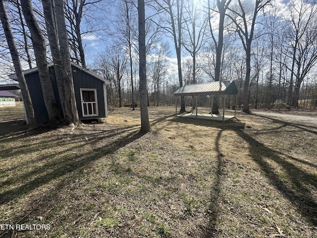 view of yard featuring an outbuilding and a storage shed