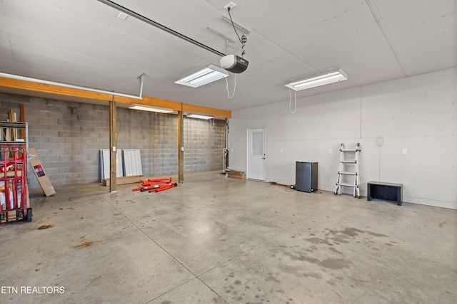 285 Redwood Dr, Dandridge, TN 37725 - garage featuring a garage door opener