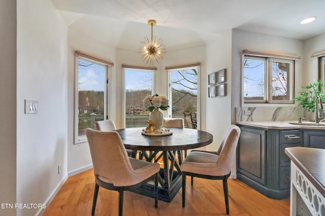 dining space featuring recessed lighting, light wood-style floors, and baseboards