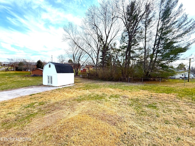 view of yard featuring an outbuilding