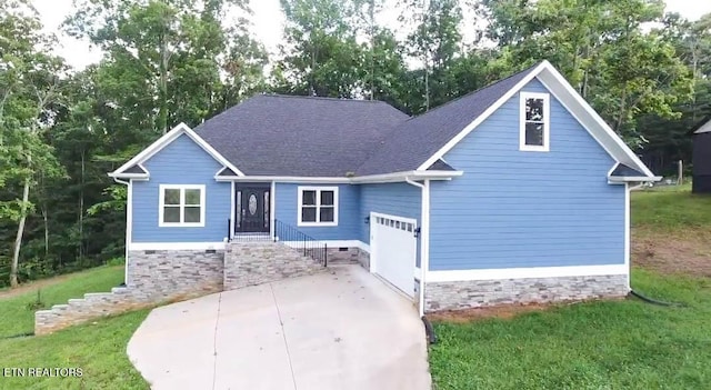 553 Hickory Pointe Ln, Maynardville, TN 37807 - view of front of home featuring a shingled roof and a front yard