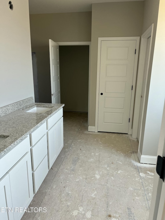 bathroom featuring a sink