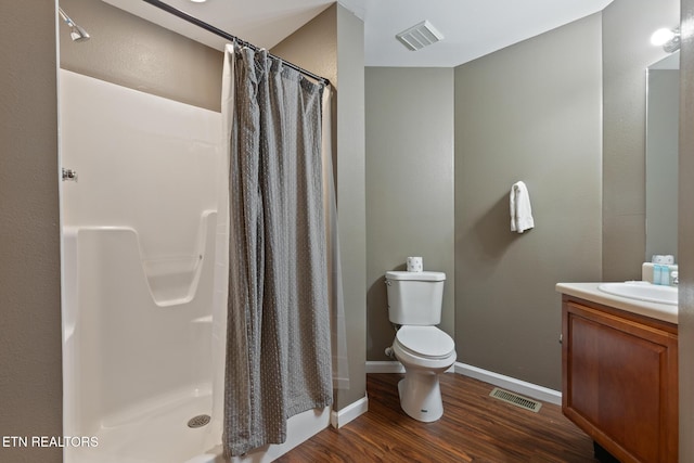 full bathroom featuring curtained shower, wood finished floors, visible vents, and baseboards