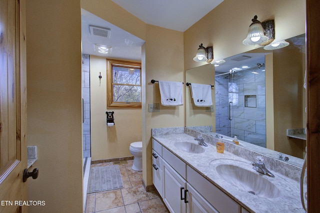 940 Stans Rd, Gatlinburg, TN 37738 - full bathroom with toilet, tiled shower, visible vents, and a sink