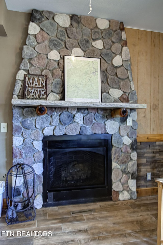 940 Stans Rd, Gatlinburg, TN 37738 - room details with visible vents, wood finished floors, and a fireplace