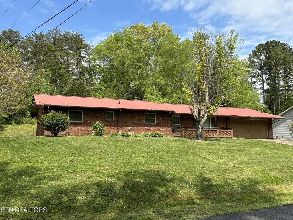 827 Murphy Rd, Sevierville, TN 37862 - view of front of house with a front yard