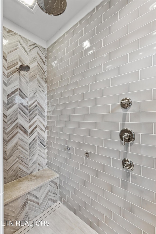 950 White Wing Rd, Lenoir City, TN 37771 - bathroom featuring a tile shower