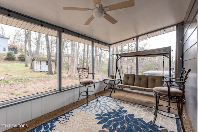 sunroom with ceiling fan