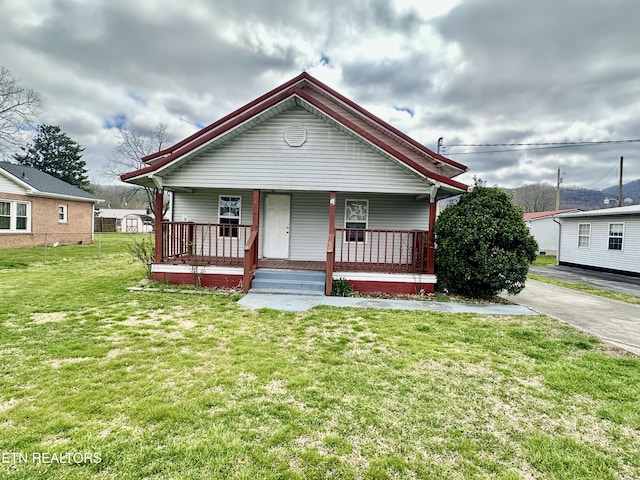 921 Winchester Ave, Middlesboro, KY 40965 - bungalow-style house with driveway, covered porch, and a front lawn