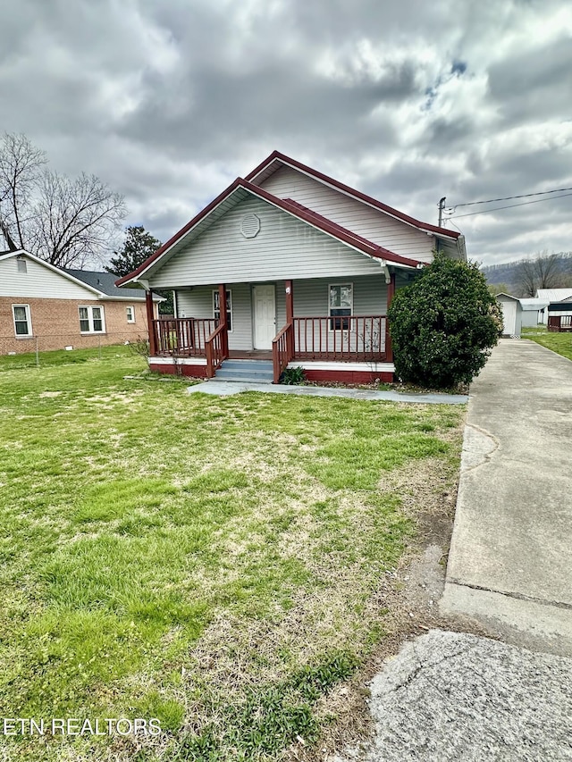 921 Winchester Ave, Middlesboro, KY 40965 - bungalow-style house with a front yard, covered porch, and driveway