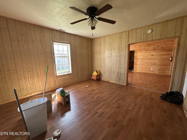 921 Winchester Ave, Middlesboro, KY 40965 - spare room featuring visible vents, a textured ceiling, ceiling fan, and wood finished floors