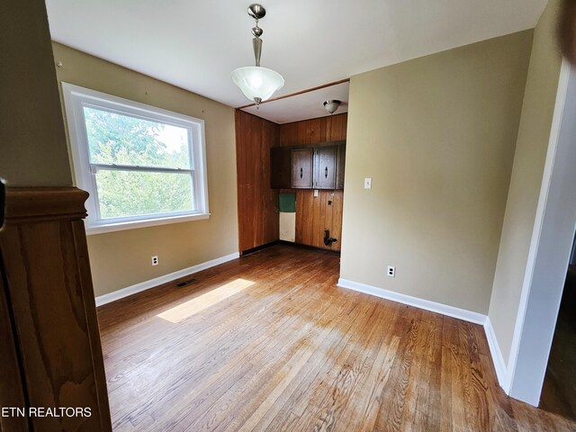 102 E Hutchinson Cir, Oak Ridge, TN 37830 - unfurnished dining area featuring wood finished floors and baseboards