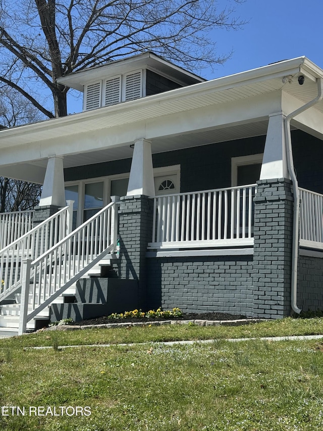 entrance to property featuring covered porch