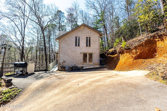 1027 N Highland Dr, Gatlinburg, TN 37738 - exterior space featuring stucco siding and driveway