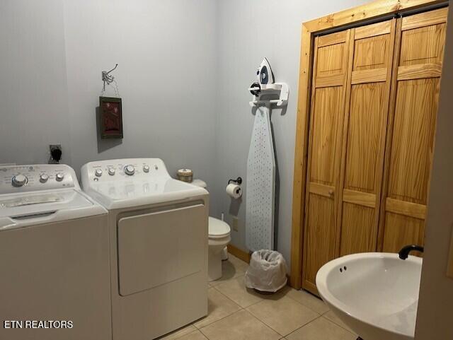 laundry area with light tile patterned floors, laundry area, and independent washer and dryer