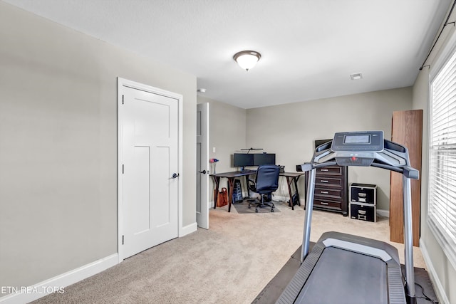 workout area with baseboards and carpet