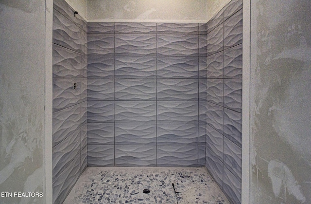 736 Cow Poke Ln, Rutledge, TN 37861 - bathroom with tiled shower